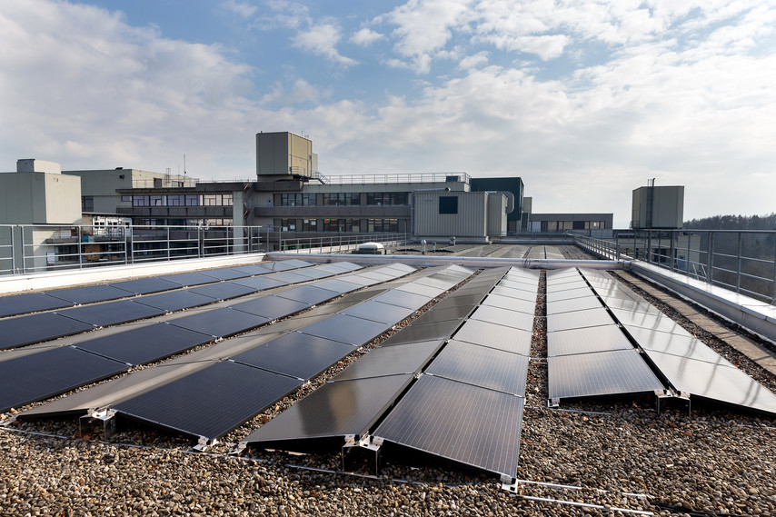 Die neuen Photovoltaikanlagen auf Gebäuden der Universität Konstanz.