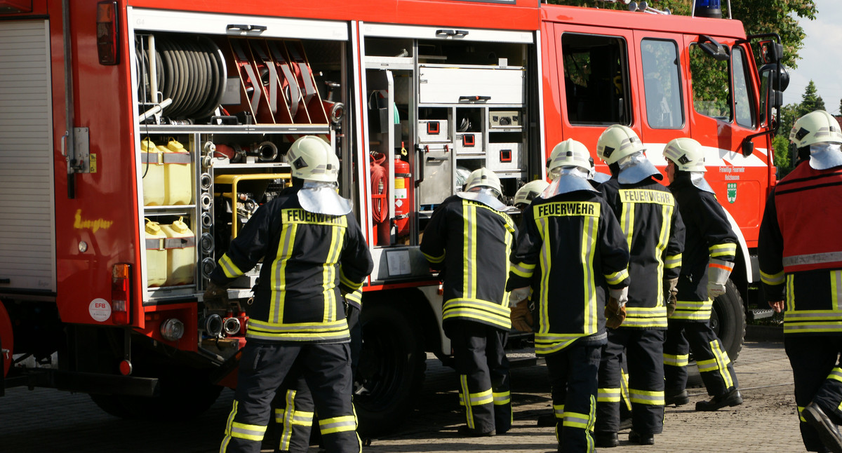 Feuerwehrmannschaft am Feuerwehrauto