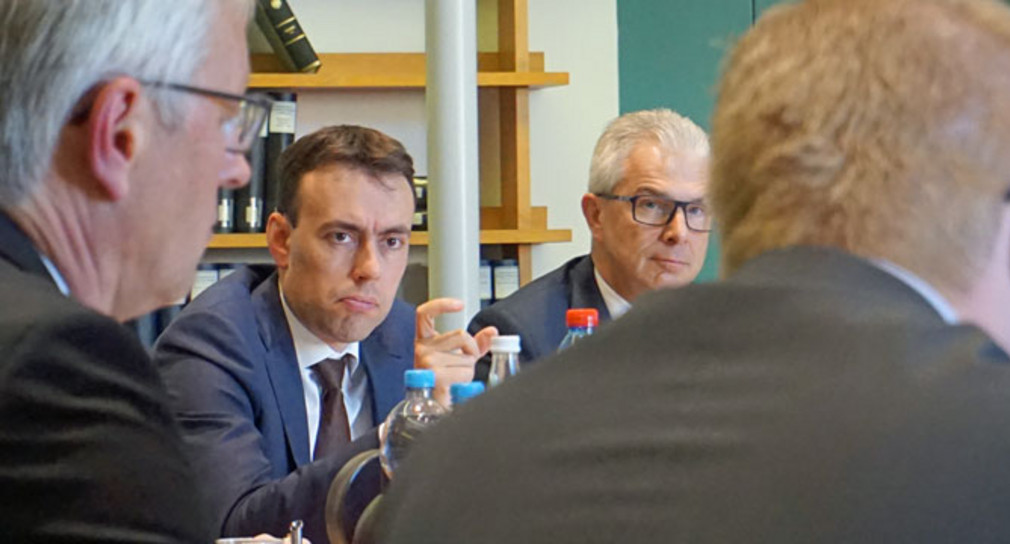 Finanz- und Wirtschaftsminister Nils Schmid hat sich am 11. November 2015 mit den Spitzenvertretern des „Bündnisses zur Stärkung der beruflichen Ausbildung in Baden-Württemberg“ getroffen, um sich über die Integration von Flüchtlingen durch Ausbildung auszutauschen. 