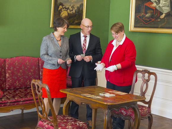 Schlösser und Gärten Beletage des Barockschlosses Bruchsal wieder eröffnet Finanzstaatssekretärin Gisela Splett (links) und Michael Hörrmann, SSG-Geschäftsführer (Mitte) in der Beletage des Barockschlosses Bruchsal.