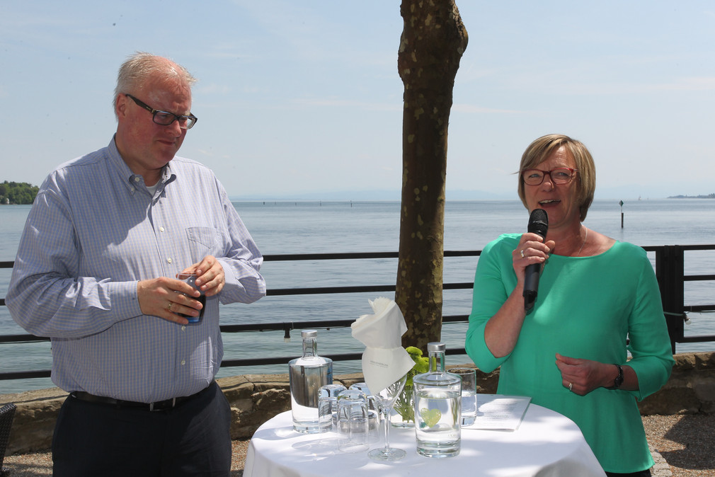 Baden-Württembergs Finanzministerin Edith Sitzmann (r.) und Hessens Staatsminister für Finanzen Dr. Thomas Schäfer begrüßen die Gäste in Konstanz.