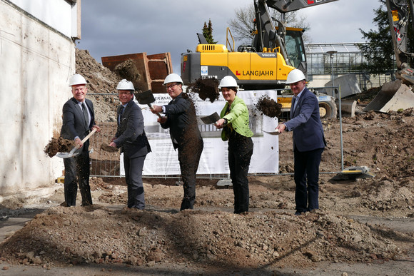 Hochbau Der Neubau des Analytik-Labors an der LVWO Weinsberg Staatssekretärin Gisela Splett (2. v.r.) beim Spatenstich
