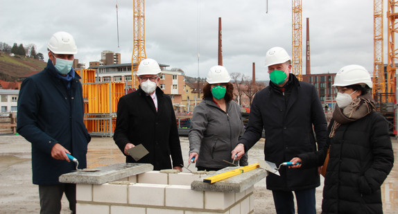 Finanzstaatssekretärin Gisela Splett (Mitte) bei der Grundsteinlegung des Neubaus Campus Neue Weststadt der Hochschule Esslingen.