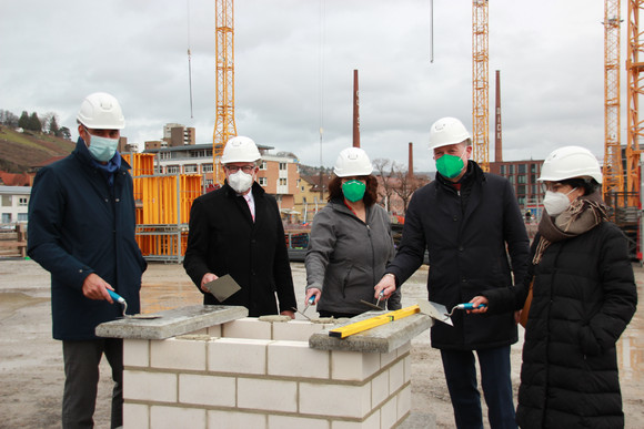 Finanzstaatssekretärin Gisela Splett (Mitte) bei der Grundsteinlegung des Neubaus Campus Neue Weststadt der Hochschule Esslingen.