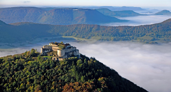 Aussicht von der Festungsruine Hohenneuffen auf die Umgebung.