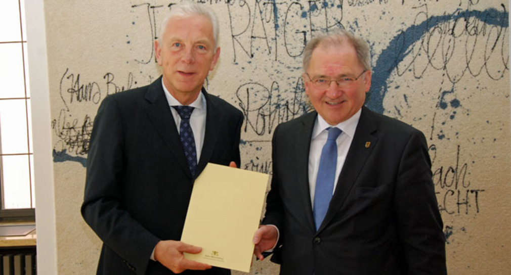 Städtebauförderung Staatssekretär Peter Hofelich übergibt Bewilligungsbescheid zur städtebaulichen Erneuerung in Heilbronn Staatssekretär Peter Hofelich übergibt einen Zuwendungsbescheid an Harry Mergel, Oberbürgermeister von Heilbronn.
