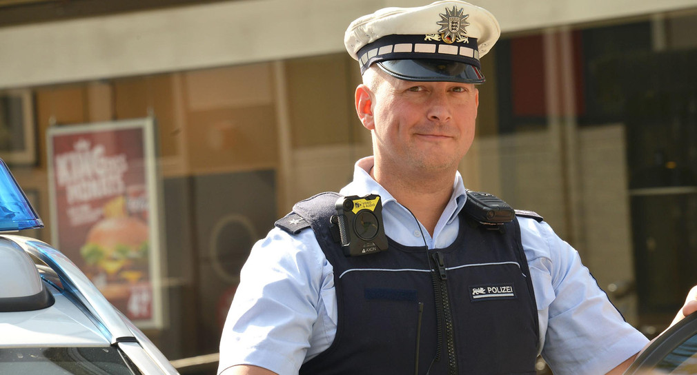 Portraitfoto eines Polizisten in seiner Uniform.