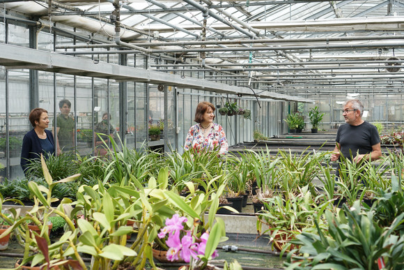 Bio-Zertifizierung der Schlossgärtnerei im Schlossgarten Karlsruhe Der Leiter der Gärtnerei, Gartenmeister Andreas Schneller, erläutert der Staatssekretärin Gisela Splett (in der Mitte) den biologischen Gärtnereibetrieb