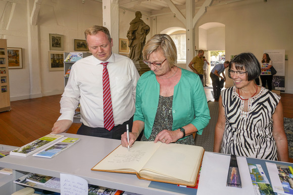 Schlösser und Gärten Besuch von Kloster Schöntal und Schloss Weikersheim Im Bild v.l.n.r.: Eintrag in das Gästebuch Landrat Dr. Matthias Neth, Edith Sitzmann MdL (Finanzministerin) und Patrizia Filz (Bürgermeisterin Schöntal) im Infozentrum