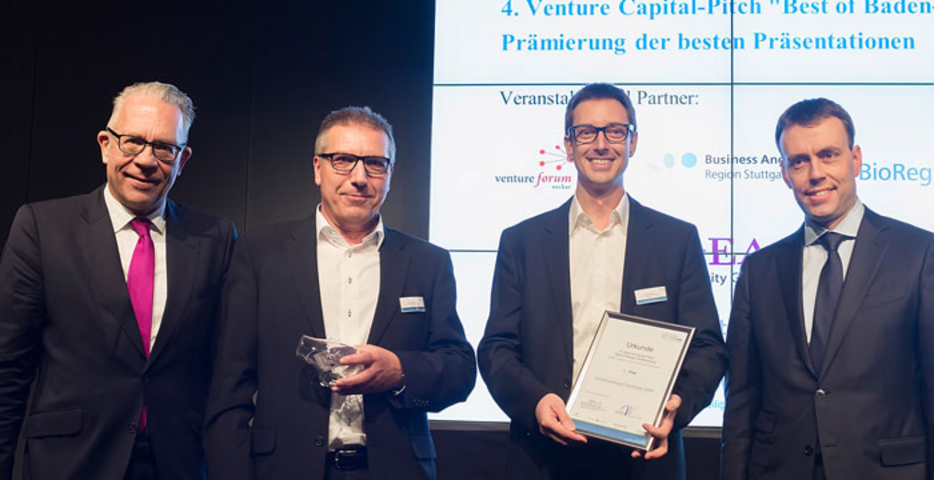Minister Schmid und Dr. Axel Nawrath, Vorstandsvorsitzender der L-Bank, mit Vertretern der CETICS Healthcare Techonologies GmbH, Gewinner des 4. VC-Pitch BW.