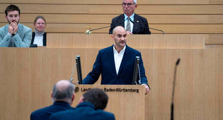 Finanzminister Dr. Danyal Bayaz am Rednerpult im Landtag BW