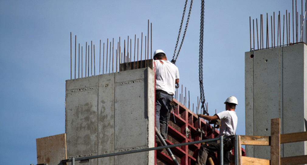 Zwei Bauarbeiter arbeiten auf einer Baustelle (Quelle: dpa).