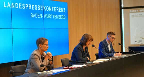 Frau Splett (Mitte) bei der Landespressekonferenz