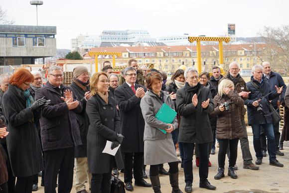 Hochbau Richtfest Württembergische Landesbibliothek Staatssekretärin Gisela Splett (Bildmitte) beim Richtfest des Erweiterungsbaus der Württembergischen Landesbibliothek.