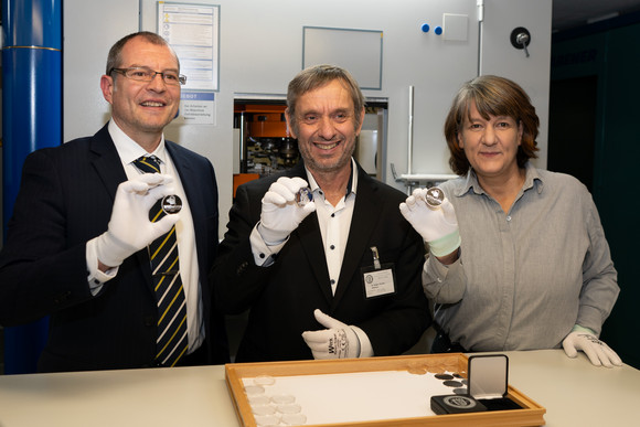 Thomas Bader (Leiter der Staatlichen Münzen Baden-Württemberg), Dr. Thomas Kölpin (Wilhelma-Direktor) und Gisela Splett (Finanzstaatssekretärin) halten die frisch geprägten Medaillen in die Kamera.