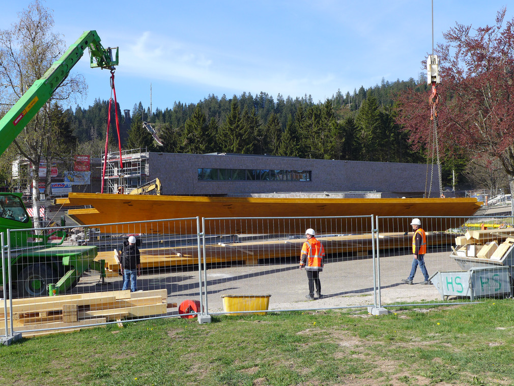 Die Bauteile für den Turm werden mit dem LKW bis zur Baustelle gefahren und vom Großkran ins Baufeld eingehoben.