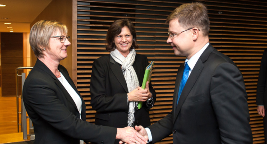 Ministerin Sitzmann (l.) beim Treffen mit EU-Kommissar Dombrovskis. 