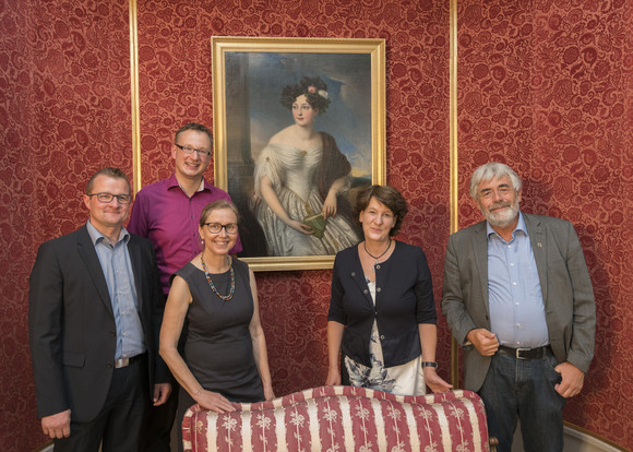 Schlössertour Splett besucht Domnick, Hohenneuffen und Kirchheim Schlösserreise 2017 mit der Staatssekretärin Gisela Splett - Schloss Kirchheim. Im Bild v.l.n.r.: Stefan Wörner (Bürgermeister Kirchheim/Teck), Andreas Schwarz (MdL DIE GRÜNEN), Sabine Bur am Orde-Käß (Fraktionsvorsitzende DIE GRÜNEN), Gisela Splett (Staatssekretärin Ministerium für Finanzen BW) und Andreas Kenner (Mdl SPD) vor dem jüngst erworbenen Bild der Gräfin Claudine Rhedey.