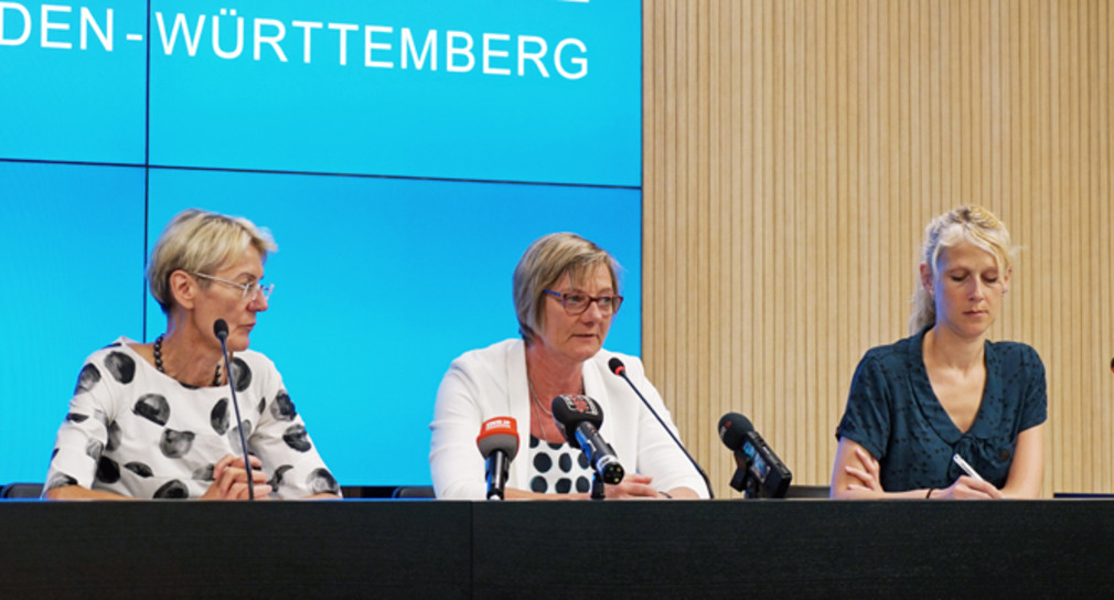 Oberfinanzpräsidentin Andrea Heck und Finanzministerin Edith Sitzmann (v.l.n.r.) stellen die Bilanz der Steuerverwaltung für 2016 vor. Foto: Finanzministerium