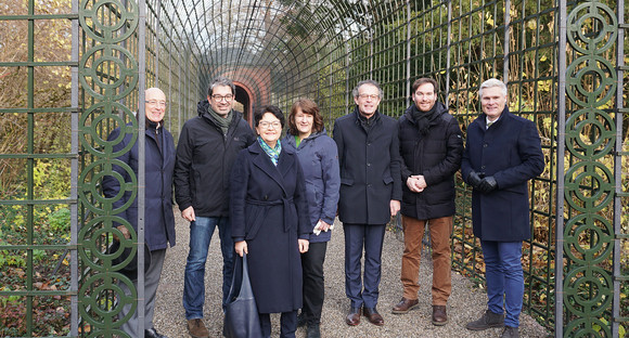 Gruppenfoto am Laubengang. Von links nach rechts: Michael Hörrmann (Geschäftsführer Staatliche Schlösser und Gärten Baden-Württemberg), Dr. Andre Baumann MdL (Grüne), Barbara Saebel MdL (Grüne), Gisela Splett (Finanzstaatssekretärin), Georg Wacker (Geschäftsführer Staatliche Toto-Lotto GmbH Baden-Württemberg), Andreas Sturm MdL (CDU), Matthias Steffan (Erster Bürgermeister von Schwetzingen)