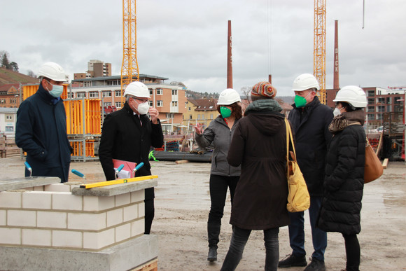 Finanzstaatssekretärin Gisela Splett (Mitte) bei der Grundsteinlegung des Neubaus Campus Neue Weststadt der Hochschule Esslingen.