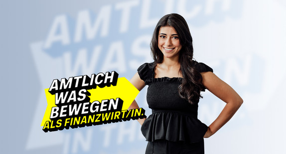 Lächelnde Frau im schwarzen Oberteil im Vordergrund, steht für die Arbeit als Finanzwirtin.