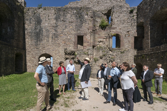 Burgen Splett besucht Burg Alt-Eberstein, Altes Schloss Hohenbaden und Yburg Schlösserreise 2017 - Altes Schloss Hohenbaden. Im Bild: Ralf Wagner (Konservator) führt Staatssekretärin Gisela Splett durch das Schloss.