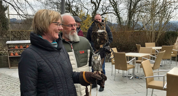 Finanzministerin Edith Sitzmann beim Besuch der Falknerei im Kloster Lorch.