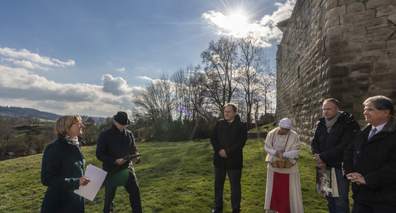 Finanzministerin Edith Sitzmann (links) besucht Schloss Kirchheim und die Burg Wäscherschloss.