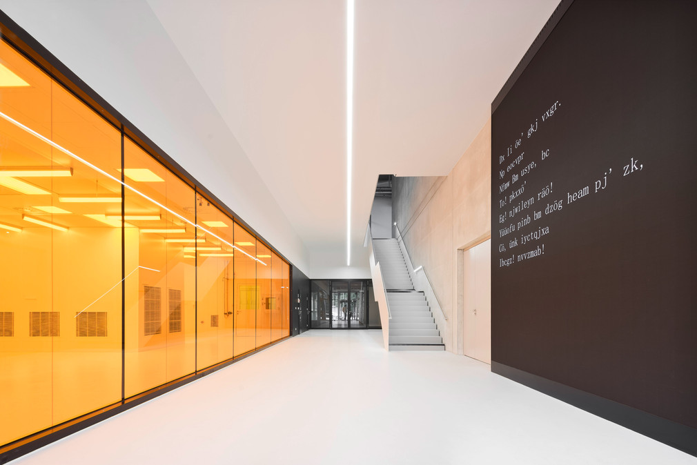 Zentrum für Angewandte Quantentechnologie der Universität Stuttgart, Foyer und Kunst am Bau