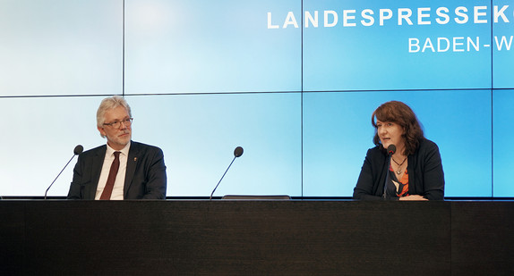 Finanzstaatssekretärin Gisela Splett und Direktor des Landesbetriebs Vermögen und Bau Baden-Württemberg, Andreas Hölting stellen den Geschäftsbericht Vermögen und Bau 2021 in der Landespressekonferenz vor.