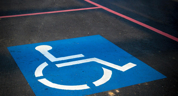 Ein Parkplatz für Menschen mit Behinderung / Foto: absolutvision / unsplash.com