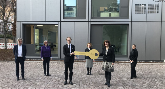 Frank Mentrup, Jutta Lang, Staatsminister und Chef der Staatskanzlei Dr. Florian Stegmann, Ursula Orth, Finanzstaatssekretärin Gisela Splett und Annette Ipach-Öhmann (von links) bei der Schlüsselübergabe.