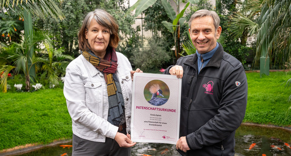 Gisela Splett mit Patenschaftsurkunde