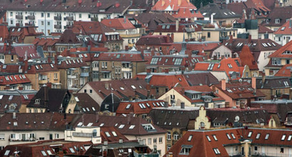 Wohnungsbaugipfel Wohnungsbaugipfel berät über notwendige Maßnahmen für eine Wohnungsbau-Wende Hausdächer in Stuttgart (Quelle: dpa)