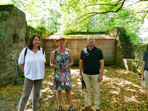 Schlösser und Gärten Finanzministerin besucht Burgen bei Baden-Baden Finanzministerin besucht Burgen in der Region Baden-Baden. Im Bild v.l.n.r.: Beate Böhlen MdL, Finanzministerin Edith Sitzmann, SSG-Geschäftsführer Michael Hörrmann.