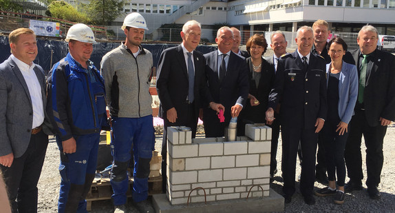 Finanzstaatssekretärin Gisela Splett und Innenminister Thomas Strobl bei der Grundsteinlegung für die Erweiterung des Polizeipräsidiums Heilbronn