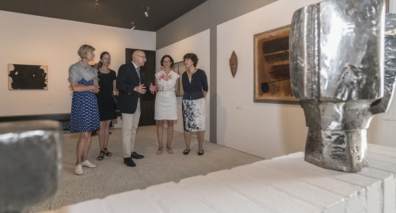 Schlösserreise 2017 mit der Staatssekretärin Gisela Splett - Nürtingen - Sammlung Domnick. Im Bild v.l.n.r.: Raphaela Sonnentag (Abteilungsleiterin1 Vermögen und Bau BW), Janna Almeida (Leiterin Schlossverwaltung Bebenhausen), Michael Hörrmann (Geschäftsführer SSG), Vera Romeu (Stiftung Domnick) und Gisela Splett (Staatssekretärin Ministerium für Finanzen BW).