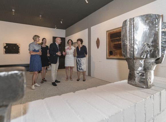 Schlössertour Splett besucht Domnick, Hohenneuffen und Kirchheim Schlösserreise 2017 mit der Staatssekretärin Gisela Splett - Nürtingen - Sammlung Domnick. Im Bild v.l.n.r.: Raphaela Sonnentag (Abteilungsleiterin1 Vermögen und Bau BW), Janna Almeida (Leiterin Schlossverwaltung Bebenhausen), Michael Hörrmann (Geschäftsführer SSG), Vera Romeu (Stiftung Domnick) und Gisela Splett (Staatssekretärin Ministerium für Finanzen BW).