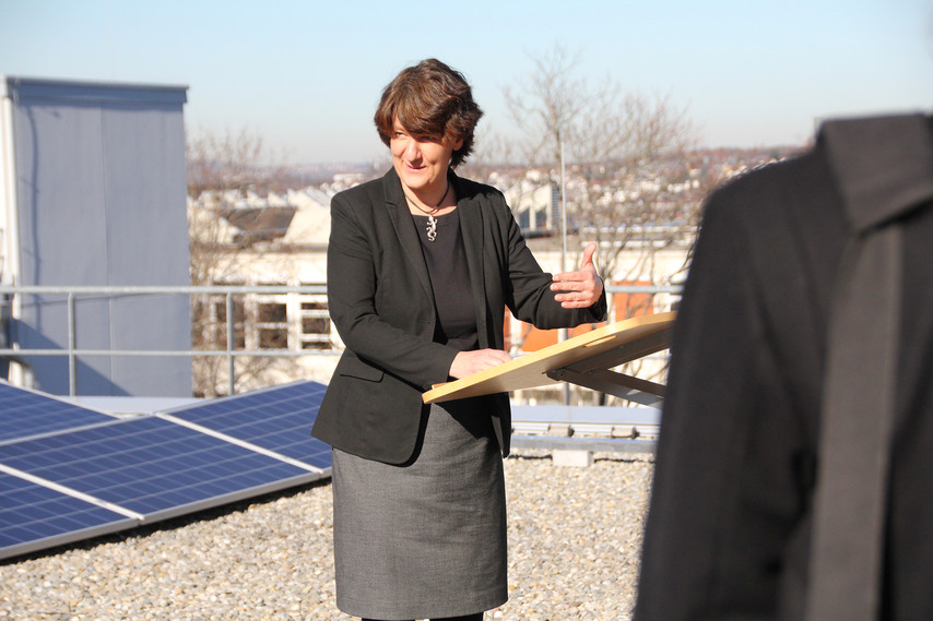 Staatssekretärin Gisela Splett weiht die neue PV-Anlage auf den Dächern der Hochschule Reutlingen ein.