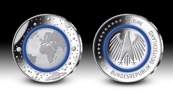 5 Euro-Münze mit Polymerring „Planet Erde“ (Quelle: Bundesamt für zentrale Dienste und offene Vermögensfragen (BADV); Künstler: Stefan Klein, Iserlohn; Fotograf: Hans-Jürgen Fuchs, Stuttgart)
