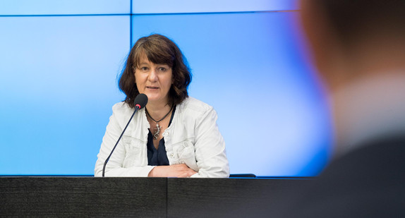 Staatssekretärin Gisela Splett bei der Pressekonferenz im Bürger- und Medienzentrum des Landtags.