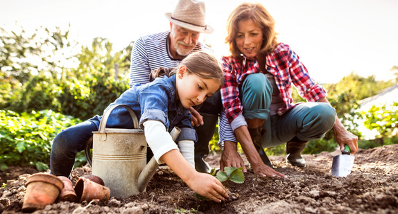 Familie bei der Gartenarbeit