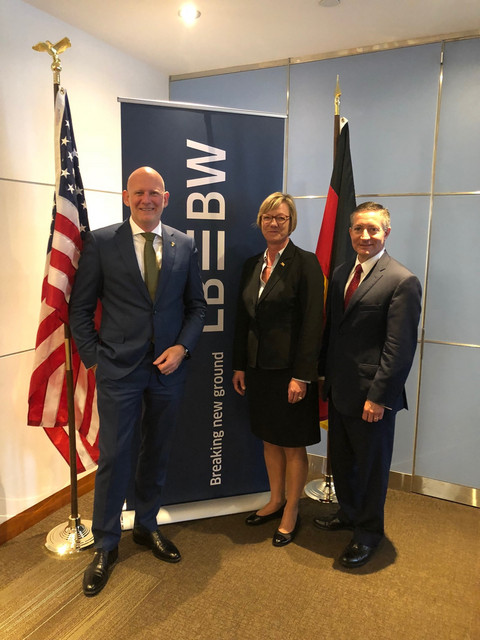 Delegationsreise Informationsreise in die USA und Kanada Gruppenbild am Rande des Besuchs. Von links: Thorsten Schönenberger, Mitglied des Vorstandes der Landesbank Baden-Württemberg; Edith Sitzmann MdL, Ministerin für Finanzen des Landes Baden-Württemberg; Leonard Crann, Generaldirektor LBBW Niederlassung New York