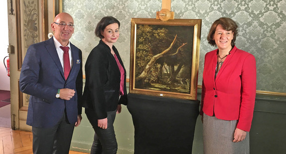 Staatssekretärin Gisela Splett und Herr Hörrmann neben dem Gemälde Landschaft mit Waldung