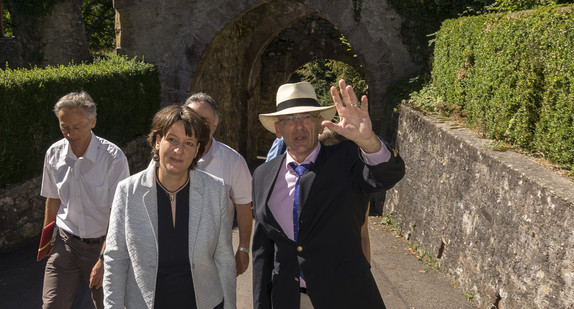 Eine Reise zu Schlössern, Burgen und Ruinen im Südwesten von Baden-Württemberg hat Finanzstaatssekretärin Gisela Splett am 23. August 2016 unternommen. Mit der Burg Rötteln und der Hochburg bei Emmendingen besuchte sie bauliche Monumente, deren Ursprünge ins Mittelalter reichen. So gehört Burg Rötteln, im Dreiländereck von Schweiz, Frankreich und Deutschland gelegen, zu den imposantesten mittelalterlichen Festungen. Die Hochburg bei Emmendingen wiederum ist die größte Burgruine in Südbaden und war eine der bedeutendsten Wehranlagen im Südwesten. Einen weiteren Halt auf ihrer Reise machte die Staatssekretärin bei der Römischen Badruine Badenweiler. Sie ist Badenweilers wertvollstes Kulturerbe und mit 93 Metern Länge und 33 Metern Breite ungewöhnlich groß. 
