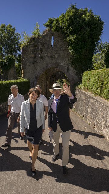 Schlösser und Gärten Reise nach Badenweiler und Emmendingen Eine Reise zu Schlössern, Burgen und Ruinen im Südwesten von Baden-Württemberg hat Finanzstaatssekretärin Gisela Splett am 23. August 2016 unternommen. Mit der Burg Rötteln und der Hochburg bei Emmendingen besuchte sie bauliche Monumente, deren Ursprünge ins Mittelalter reichen. So gehört Burg Rötteln, im Dreiländereck von Schweiz, Frankreich und Deutschland gelegen, zu den imposantesten mittelalterlichen Festungen. Die Hochburg bei Emmendingen wiederum ist die größte Burgruine in Südbaden und war eine der bedeutendsten Wehranlagen im Südwesten. Einen weiteren Halt auf ihrer Reise machte die Staatssekretärin bei der Römischen Badruine Badenweiler. Sie ist Badenweilers wertvollstes Kulturerbe und mit 93 Metern Länge und 33 Metern Breite ungewöhnlich groß.