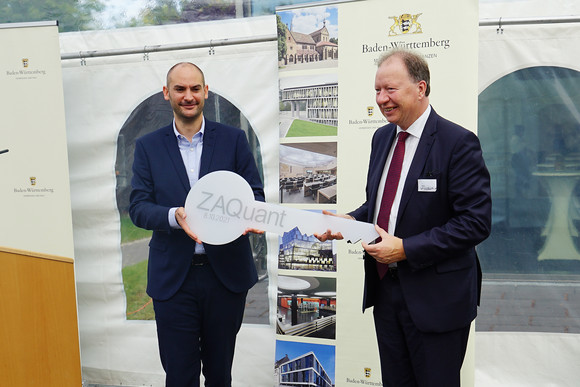 Zentrum für Angewandte Quantentechnologie an die Universität Stuttgart übergeben