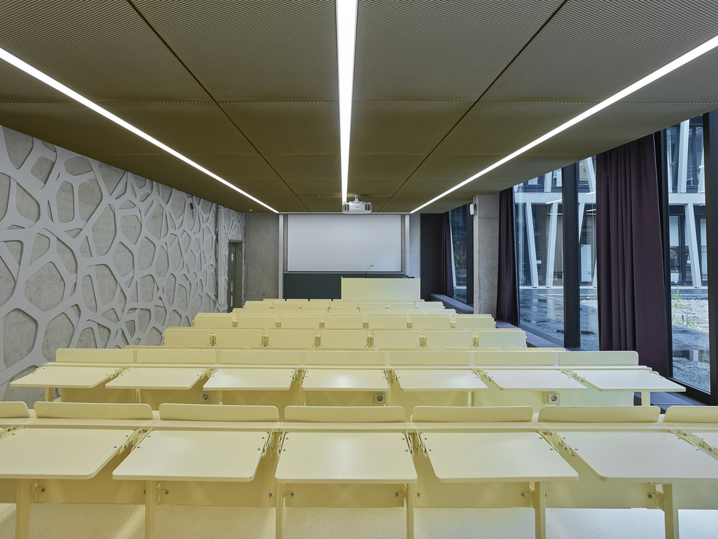 Der Hörsaal des neuen Gebäudes von innen. / Foto: Oliver Rieger Photography, Stuttgart