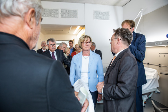 Finanzministerin Edith Sitzmann bei der Übergabe des Interdisziplinären Tumorzentrums des Universitätsklinikums Freiburg. Foto: Britt Schilling / Universitätsklinikum Freiburg